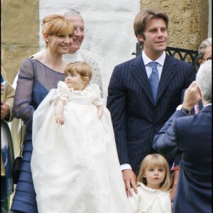 Le prince Emmanuel Philibert de Savoie et son épouse Clotilde Courau, princesse de Venise et de Piémont, avec leur fille aînée la princesse Vittoria, lors du baptême de leur deuxième fille Luisa à Gstaad, en Suisse, en 2007.