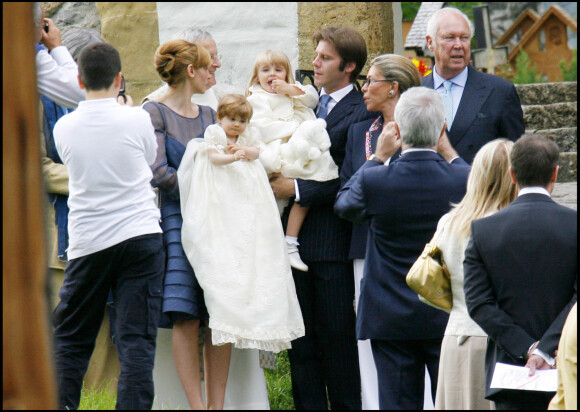 Le prince Emmanuel Philibert de Savoie et son épouse Clotilde Courau, princesse de Venise et de Piémont, avec leur fille aînée la princesse Vittoria, lors du baptême de leur deuxième fille Luisa à Gstaad, en Suisse, en 2007.