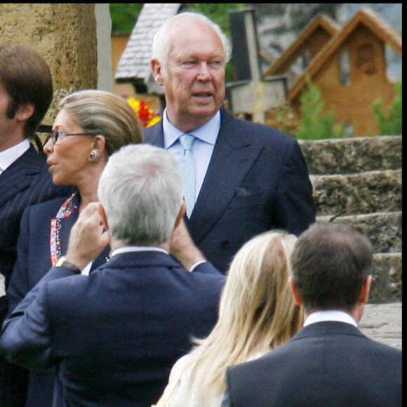 Le prince Emmanuel Philibert de Savoie et son épouse Clotilde Courau, princesse de Venise et de Piémont, avec leur fille aînée la princesse Vittoria, lors du baptême de leur deuxième fille Luisa à Gstaad, en Suisse, en 2007.