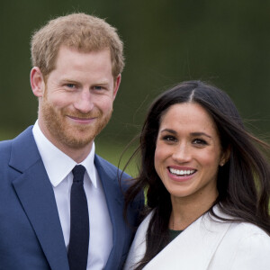 Le Prince Harry et Meghan Markle posent à Kensington palace après l'annonce de leur mariage au printemps à Londres.