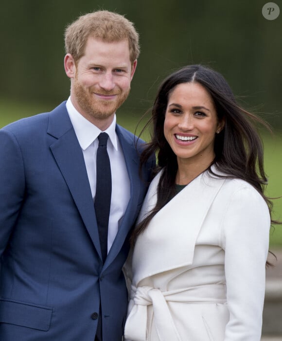 Le Prince Harry et Meghan Markle posent à Kensington palace après l'annonce de leur mariage au printemps à Londres.