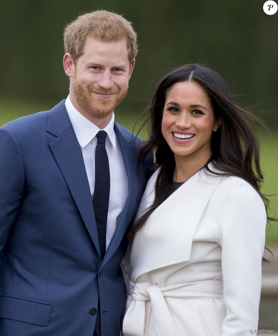Le Prince Harry et Meghan Markle posent à Kensington palace après l'annonce de leur mariage au printemps à Londres.