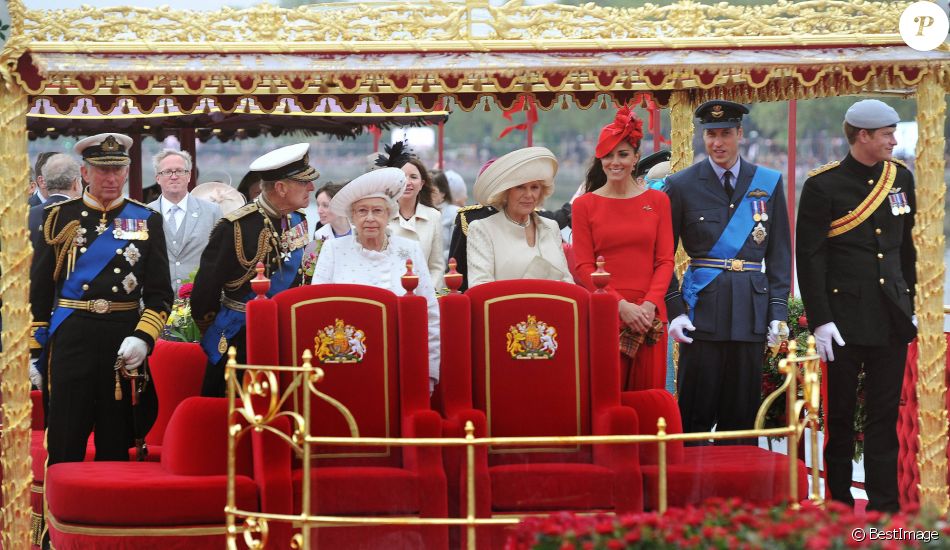 La reine Elizabeth célèbre son jubilé de diamant à Londres le 3 juin 2012 avec le prince Charles, le prince Philip, Camilla Parler Bowles, Kate Middleton, le prince William et le prince Harry.
