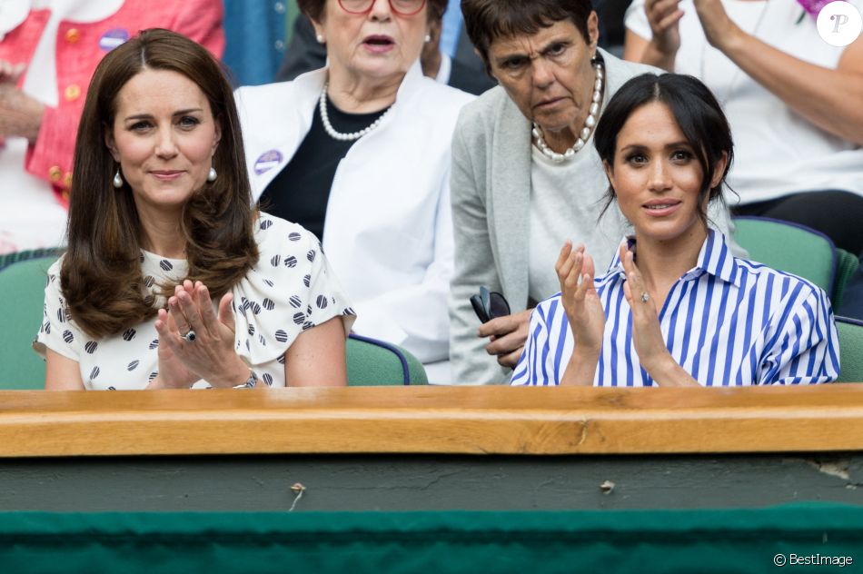Catherine (Kate) Middleton, duchesse de Cambridge et Meghan Markle, duchesse de Sussex assistent au match de tennis Nadal contre Djokovic lors du tournoi de Wimbledon "The Championships", le 14 juillet 2018