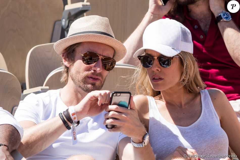 Élodie Fontan et son compagnon Philippe Lacheau dans les tribunes lors des internationaux de tennis de Roland-Garros à Paris, le 2 juin 2019. © Jacovides-Moreau/Bestimage
