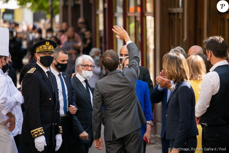 Emmanuel Macron, président de la République, déplacement à Valence, lors d'une déambulation dans la rue à la rencontre des habitants entouré de gardes du corps Valence, le 8 juin 2021. © Romain Gaillard / Pool / Bestimage