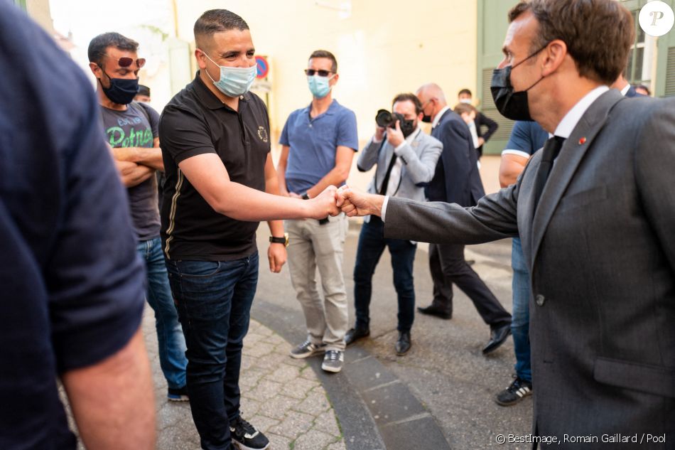 Emmanuel Macron, président de la République, déplacement à Valence, lors d'une déambulation dans la rue à la rencontre des habitants entouré de gardes du corps Valence, le 8 juin 2021. © Romain Gaillard / Pool / Bestimage