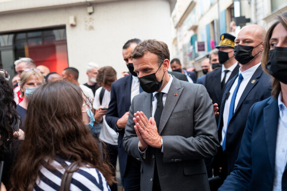 Emmanuel Macron, président de la République, déplacement à Valence lors d'une déambulation dans la rue à la rencontre des habitants entouré de gardes du corps Valence, le 8 juin 2021. © Romain Gaillard / Pool / Bestimage