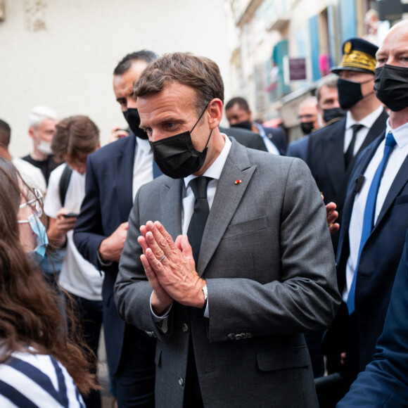 Emmanuel Macron, président de la République, déplacement à Valence lors d'une déambulation dans la rue à la rencontre des habitants entouré de gardes du corps Valence, le 8 juin 2021. © Romain Gaillard / Pool / Bestimage