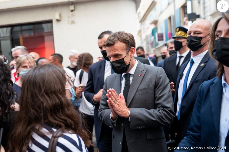 Emmanuel Macron, président de la République, déplacement à Valence lors d'une déambulation dans la rue à la rencontre des habitants entouré de gardes du corps Valence, le 8 juin 2021. © Romain Gaillard / Pool / Bestimage