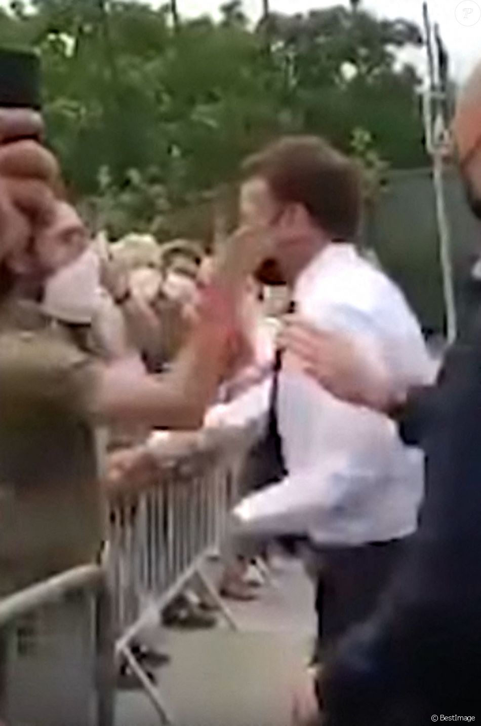En déplacement dans la Drôme dans le cadre d'une journée consacrée à la restauration, le président Emmanuel Macron a pris une gifle. Un Drômois de 28 ans, suspecté d'avoir giflé le président, a été interpellé avec un homme originaire du département. Tain l'Hermitage le 8 juin 2021 © Images Twitter @ALEXPLILLE via Bestimage