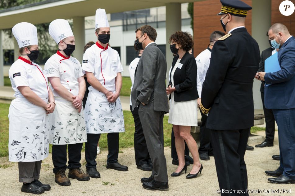 Le président de la République française, Emmanuel Macron visite le Lycée Hôtelier de Tain l'hermitage à la rencontre des élèves, en présence du Préfet de la Drôme, Hugues Moutouh. Le 8 juin 2021. © Romain Gaillard / Pool / Bestimage