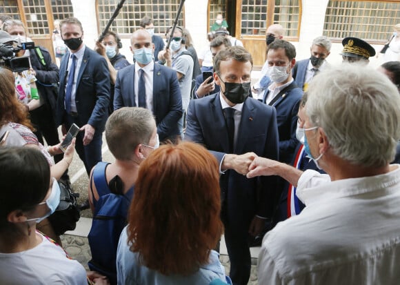Le président Emmanuel Macron échange avec les habitants de Martel dans le Lot le 3 juin 2021 © Patrick Bernard / Bestimage