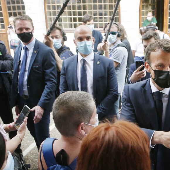 Le président Emmanuel Macron échange avec les habitants de Martel dans le Lot le 3 juin 2021 © Patrick Bernard / Bestimage