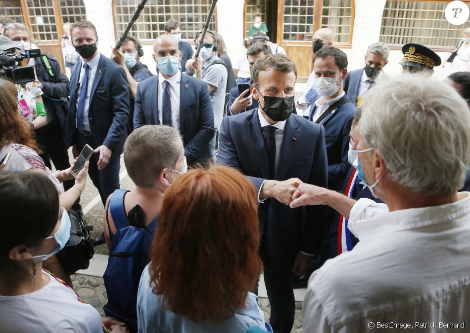 Le président Emmanuel Macron échange avec les habitants de Martel dans le Lot le 3 juin 2021 © Patrick Bernard / Bestimage
