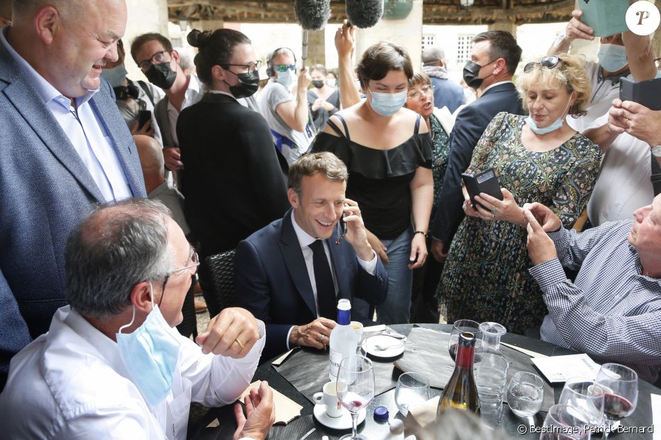 Le président Emmanuel Macron échange avec les habitants de Martel dans le Lot le 3 juin 2021 © Patrick Bernard / Bestimage