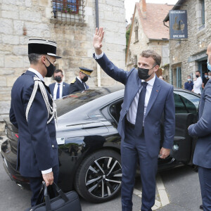 Le président Emmanuel Macron échange avec les habitants de Martel dans le Lot le 3 juin 2021 © Patrick Bernard / Bestimage