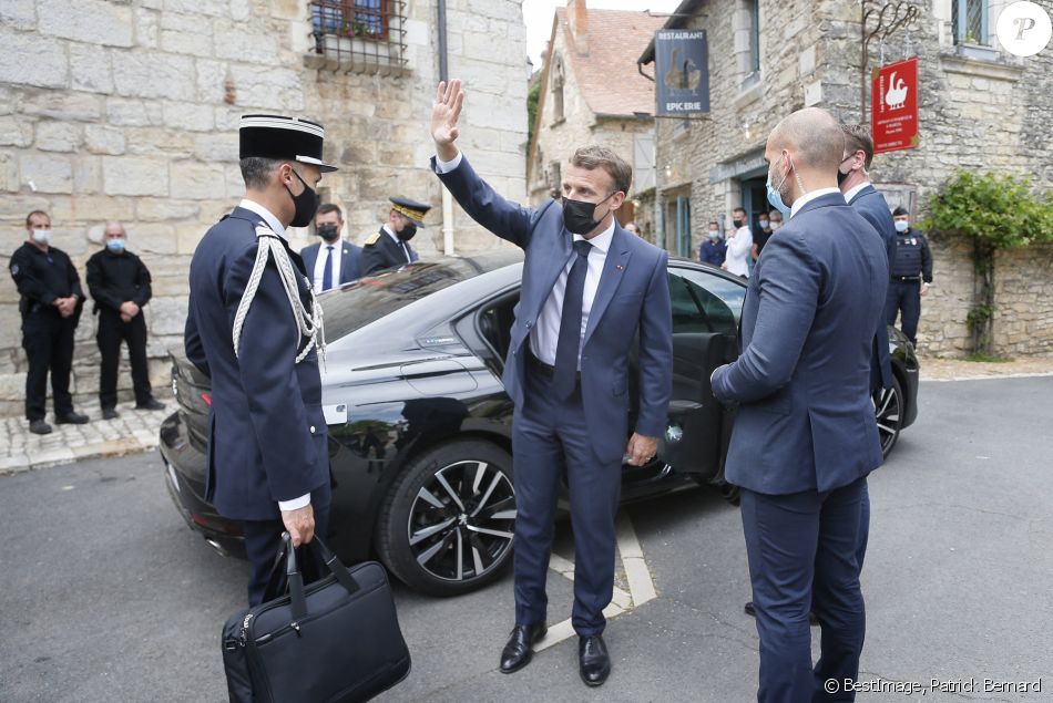 Le président Emmanuel Macron échange avec les habitants de Martel dans le Lot le 3 juin 2021 © Patrick Bernard / Bestimage