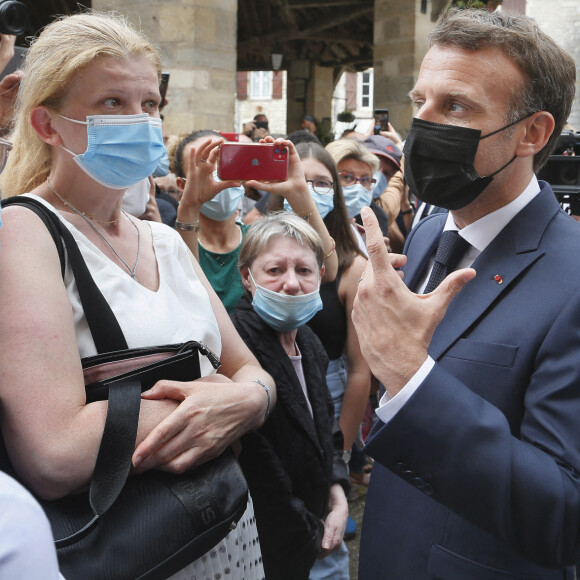 Le président Emmanuel Macron échange avec les habitants de Martel dans le Lot le 3 juin 2021 © Patrick Bernard / Bestimage