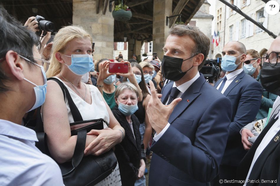 Le président Emmanuel Macron échange avec les habitants de Martel dans le Lot le 3 juin 2021 © Patrick Bernard / Bestimage