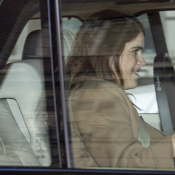 La princesse Eugénie d'York et son mari Jack Brooksbank avec leur fils quittent l'hôpital de Portland, Royaume Uni, le 12 février 2021.