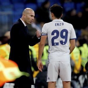 Zinédine Zidane et son fils Enzo Zidane lors du match Real Madrid - Cultural Leonesa, en 2016.