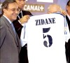 Zinédine Zidane lors de sa présentation au Real Madrid, où il portait le n°5. Le 11 juillet 2001.