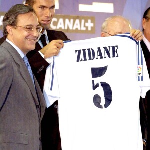 Zinédine Zidane lors de sa présentation au Real Madrid, où il portait le n°5. Le 11 juillet 2001.