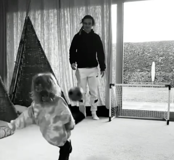 Antoine Griezmann transmet sa passion du foot et son redoutable pied gauche à son fils Amaro.