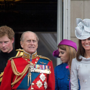 La reine Elizabeth II, le prince Harry, le prince Philip, Kate Middleton et le prince William le 16 juin 2012 à Londres pour l'anniversaire de la reine.