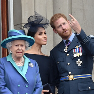 La reine Elisabeth II d'Angleterre, Meghan Markle, duchesse de Sussex, le prince Harry, duc de Sussex - La famille royale d'Angleterre lors de la parade aérienne de la RAF pour le centième anniversaire au palais de Buckingham à Londres.