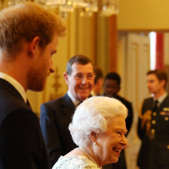 La reine Elisabeth II d'Angleterre et son petit-fils le prince Harry lors de la réception de la cérémonie des ''Queen's Young Leaders Awards'' au palais du Buckingham à Londres, le 29 juin 2017.