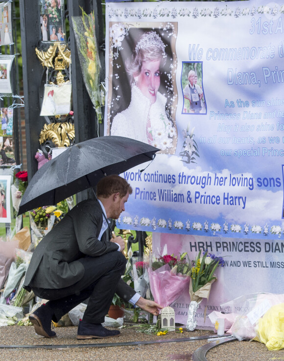 Le prince Harry en visite au Sunken Garden dédié à la mémoire de Lady Diana à Londres.