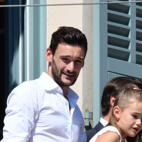 Hugo Lloris, le gardien et capitaine de l'équipe de France de Football, en famille avec sa femme Marine et leurs filles Anne-Rose et Giuliana , et avec Christian Estrosi, le maire de Nice, sur le balcon de la mairie de Nice le 18 juillet 2018. © Bruno Bebert/ Bestimage