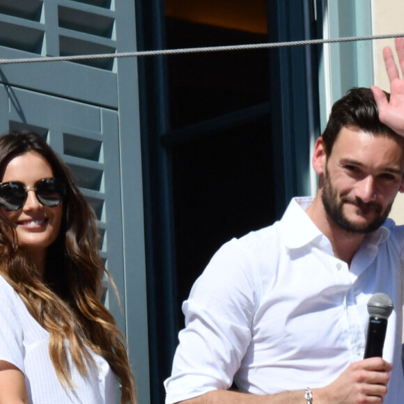 Hugo Lloris, le gardien et capitaine de l'équipe de France de Football, en famille avec sa femme Marine et leurs filles Anne-Rose et Giuliana , et avec Christian Estrosi, le maire de Nice, sur le balcon de la mairie de Nice le 18 juillet 2018. © Bruno Bebert/ Bestimage