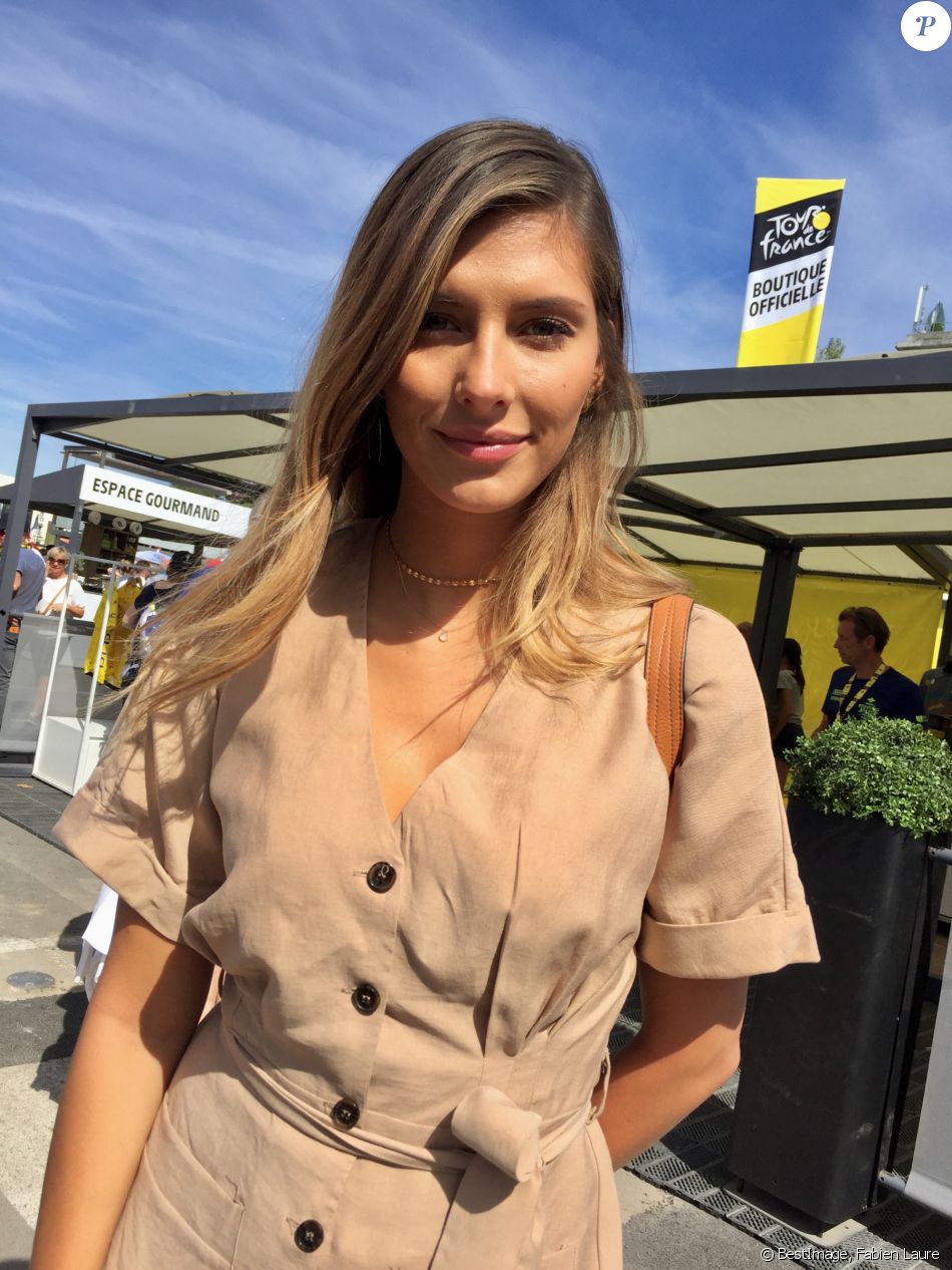 Camille Cerf (Miss France 2015) lors du Tour de France 2019 à Reims, France, le 9 juillet 2019. © Fabien Laure/Bestimage