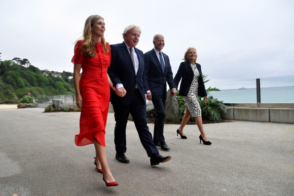 Le Premier ministre britannique Boris Johnson, sa femme Carrie, le président américain Joe Biden et sa femme la Première dame Jill Biden marchent avant le sommet du G7 à l'hôtel Carbis Bay à Saint Ives, Cornwall, Royaume Uni, le 10 juin 2021.