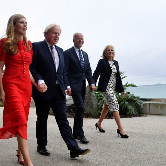 Le Premier ministre britannique Boris Johnson, sa femme Carrie, le président américain Joe Biden et sa femme la Première dame Jill Biden marchent avant le sommet du G7 à l'hôtel Carbis Bay à Saint Ives, Cornwall, Royaume Uni, le 10 juin 2021.