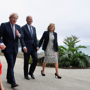 Le Premier ministre britannique Boris Johnson, sa femme Carrie, le président américain Joe Biden et sa femme la Première dame Jill Biden marchent avant le sommet du G7 à l'hôtel Carbis Bay à Saint Ives, Cornwall, Royaume Uni, le 10 juin 2021.