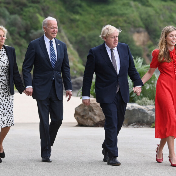 Le Premier ministre britannique Boris Johnson, sa femme Carrie, le président américain Joe Biden et sa femme la Première dame Jill Biden marchent avant le sommet du G7 à l'hôtel Carbis Bay à Saint Ives, Cornwall, Royaume Uni, le 10 juin 2021.