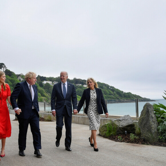 Le Premier ministre britannique Boris Johnson, sa femme Carrie, le président américain Joe Biden et sa femme la Première dame Jill Biden marchent avant le sommet du G7 à l'hôtel Carbis Bay à Saint Ives, Cornwall, Royaume Uni, le 10 juin 2021.