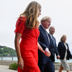 Le Premier ministre britannique Boris Johnson, sa femme Carrie, le président américain Joe Biden et sa femme la Première dame Jill Biden marchent avant le sommet du G7 à l'hôtel Carbis Bay à Saint Ives, Cornwall, Royaume Uni, le 10 juin 2021.