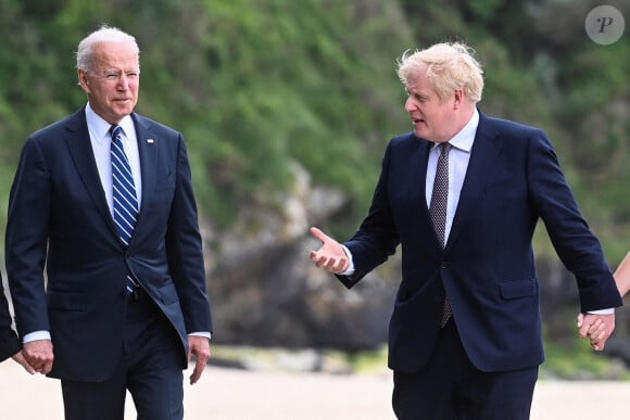 Le Premier ministre britannique Boris Johnson,et le président américain Joe Biden marchent avant le sommet du G7 à l'hôtel Carbis Bay à Saint Ives, Cornwall, Royaume Uni, le 10 juin 2021.