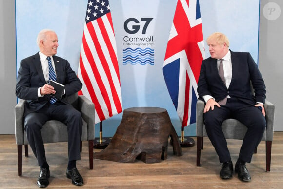 Le président américain Joe Biden et le Premier ministre Boris Johnson en réunion avant le G7, à Cornwall, au Royaume-Uni, le 10 juin 2021.