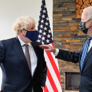 Le président américain Joe Biden et le Premier ministre Boris Johnson en réunion avant le G7, à Cornwall, au Royaume-Uni, le 10 juin 2021.