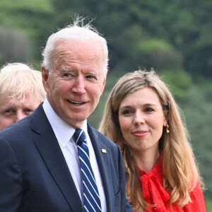 Le Premier ministre britannique Boris Johnson, sa femme Carrie, le président américain Joe Biden et sa femme la Première dame Jill Biden marchent avant le sommet du G7 à l'hôtel Carbis Bay à Saint Ives, Cornwall, Royaume Uni, le 10 juin 2021.