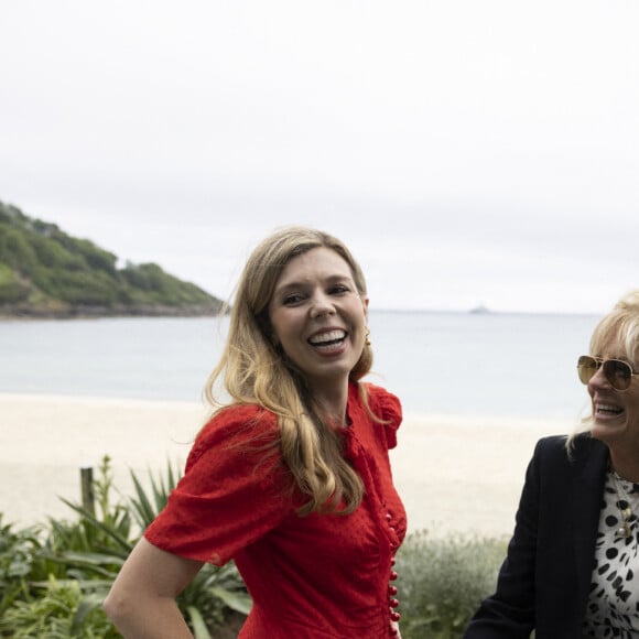 Carrie Johnson s'entretient avec la Première Dame des États-Unis, Jill Biden, lors du sommet des dirigeants du G7 à Carbis Bay, Royaume Uni, le 10 juin 2021.