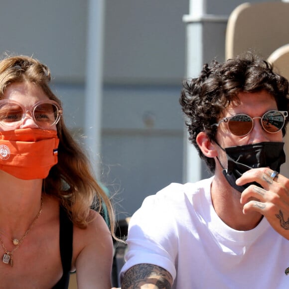 Constance Jablonski et son compagnon Matthias Dandois dans les tribunes des Internationaux de France de Tennis de Roland Garros à Paris. Le 10 juin 2021 © Dominique Jacovides / Bestimage