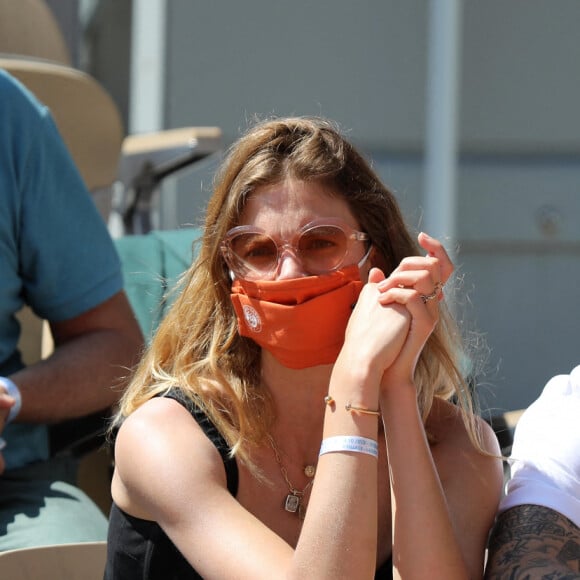 Constance Jablonski et son compagnon Matthias Dandois dans les tribunes des Internationaux de France de Tennis de Roland Garros à Paris. Le 10 juin 2021 © Dominique Jacovides / Bestimage