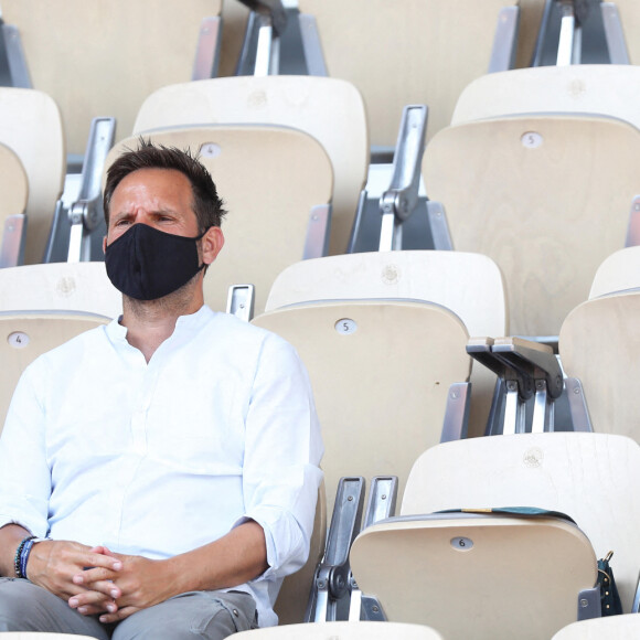 Christophe Michalak et sa compagne Delphine McCarty dans les tribunes des Internationaux de France de Tennis de Roland Garros à Paris. Le 10 juin 2021 © Dominique Jacovides / Bestimage